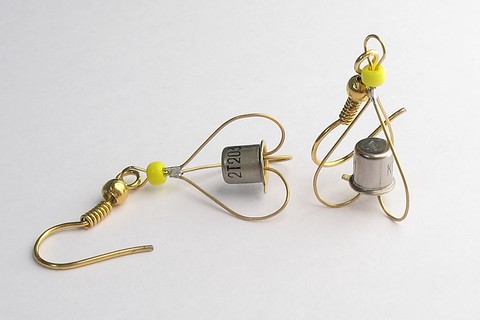 Сережки з транзисторів та контрольних точок.